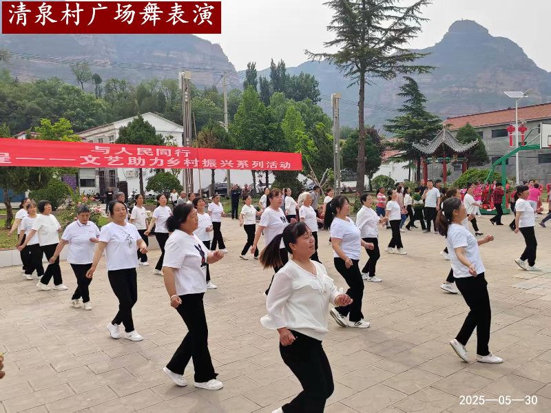 广场舞  清泉.jpg