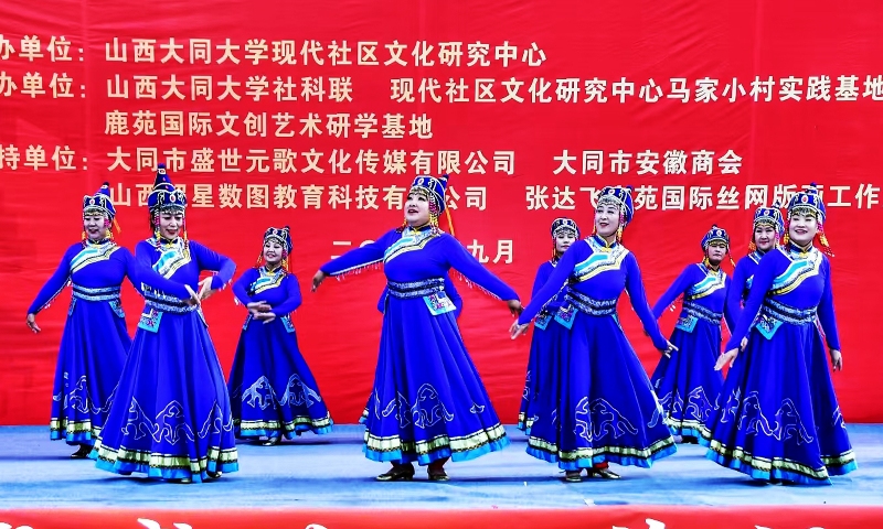 003庆两节展演.jpg